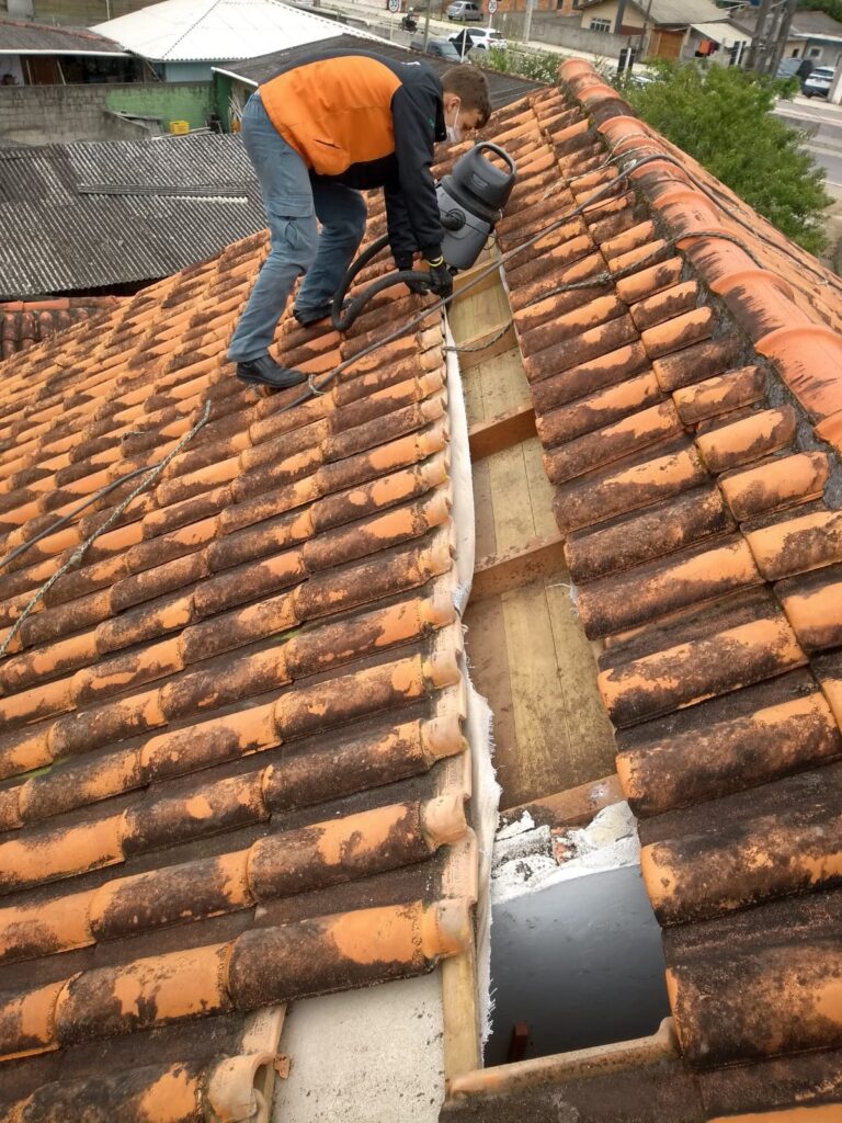 Cupim Control Sc Aplicando Venenon Por Baixo Das Telhas No Forro De Madeira Da Casa 768x1024